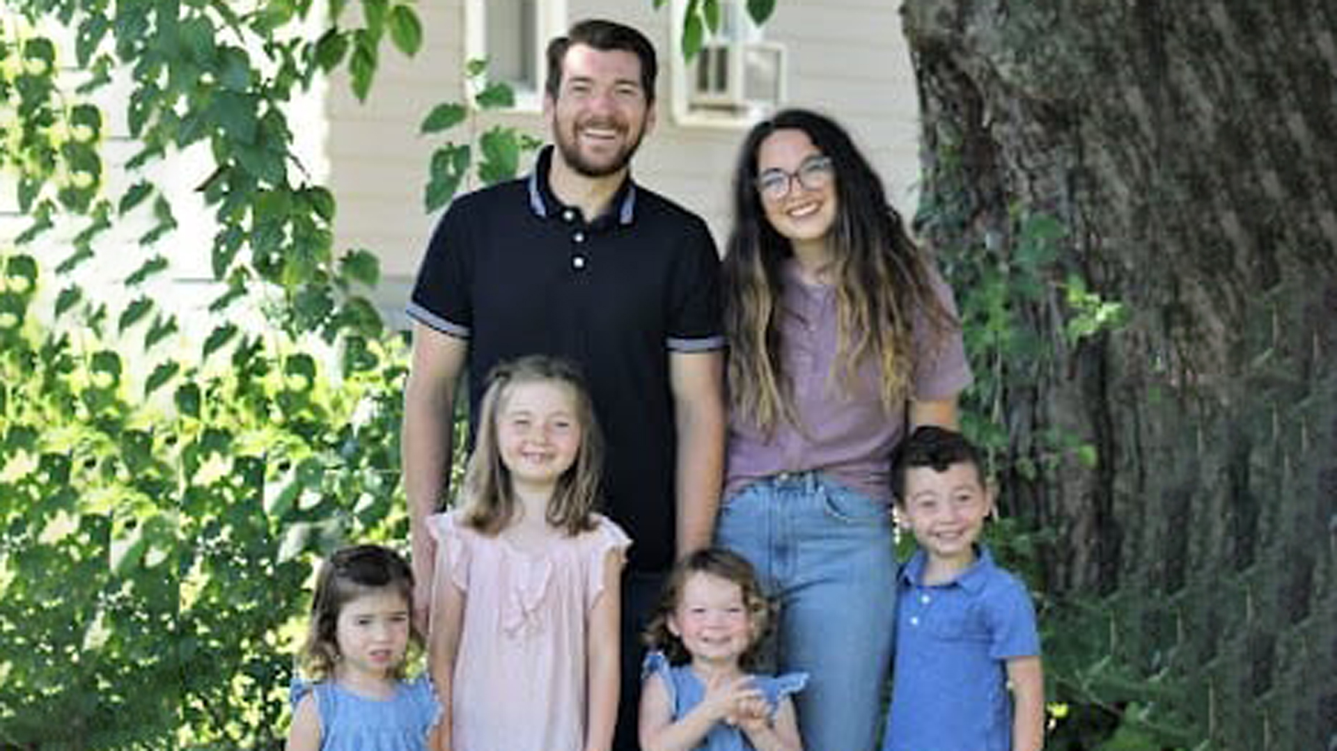 Joe and Kaylee Johnson and their 4 children