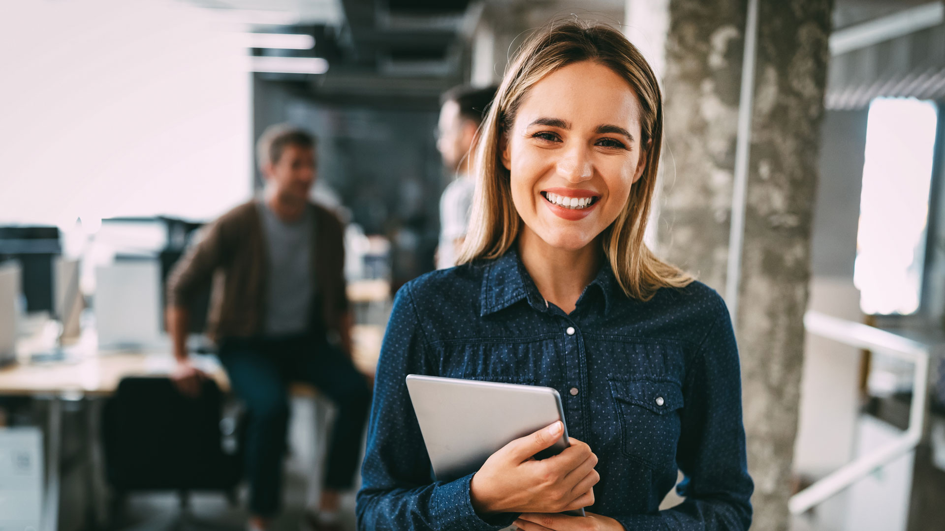 Grace Online Business person with a tablet in a business office